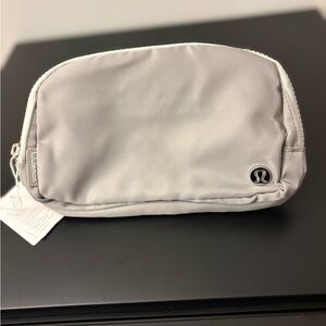 BNWT Lululemon Silver 1L “Everywhere belt bag